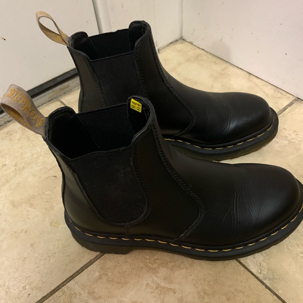 Like new vegan leather womens Dr Marten’s chelsea boot sz US 7 / EU 38